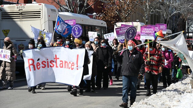 Une centaine de personnes participe à une manifestation à l'occasion de la Journée internationale des droits des femmes à Fredericton, le 8 mars 2024.