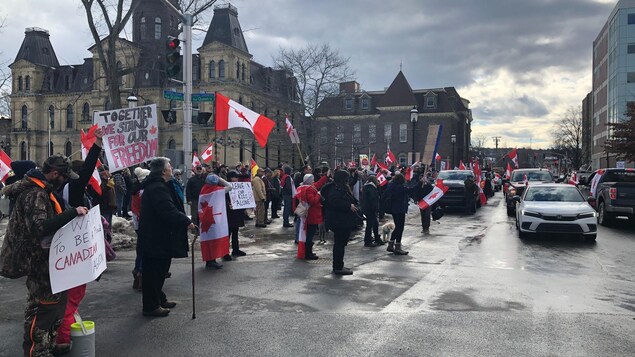 Des manifestants se réunissent devant l’Assemblée législative à Fredericton