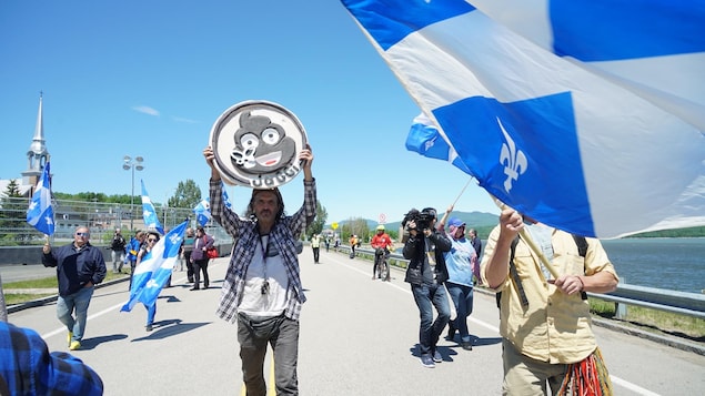 Les manifestants qui marchent Les manifestants qui marchent