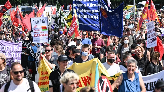 Tausende Demonstranten marschieren gegen die G7 in Deutschland