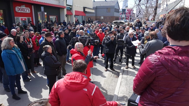 Plus de 300 personnes ont manifesté pour appuyer le projet de revitalisation de la Grande Place à Rimouski.