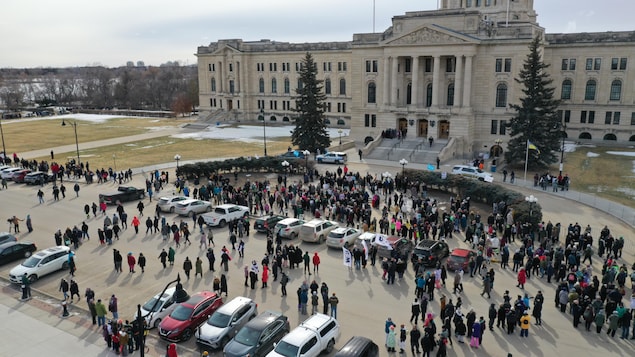Une manifestation organisée par la Fédération des enseignants de la Saskatchewan devant le Palais législatif, le 20 mars 2024.