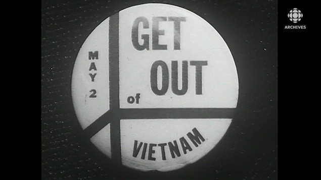 Macaron avec l'inscription " Get out of Vietnam".