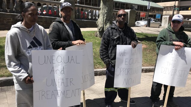 Manifestants et leurs pancartes. Manifestants et leurs pancartes.