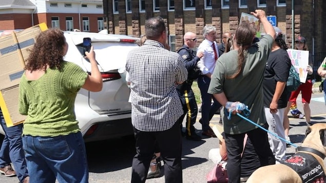  N.-É. : Tim Houston évacué sous escorte policière lors d’une manifestation 