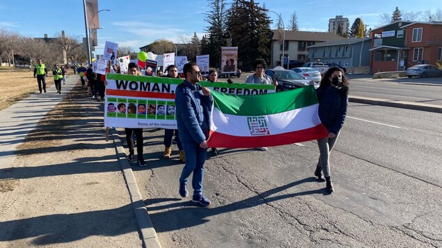 Des centaines de personnes à Saskatoon marchent en appui aux contestataires iraniens