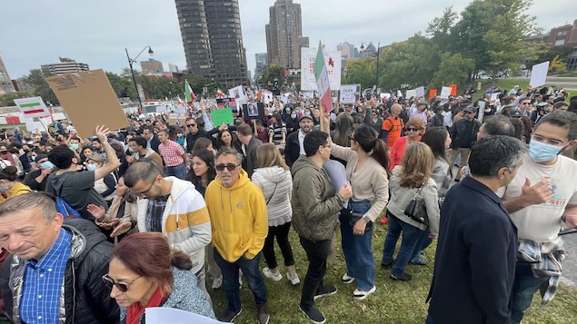 Des centaines de personnes ont manifesté sur l'avenue du Parc à Montréal.