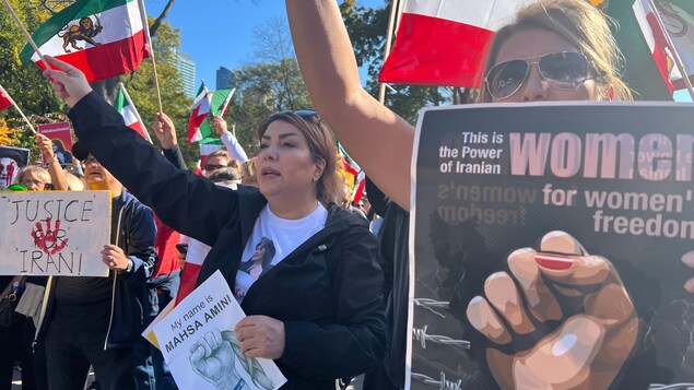 Des manifestantes iraniennes à Toronto avec des pancartes pour les droits des femmes.