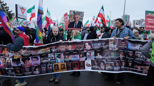 Des manifestants présentent des photos de gens qui ont été tués en Iran depuis le début du soulèvement.