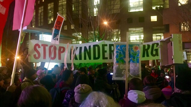 Quelques centaines de personnes au centre-ville de Vancouver pour protester contre le pipeline Trans Mountain approuvé par Ottawa.