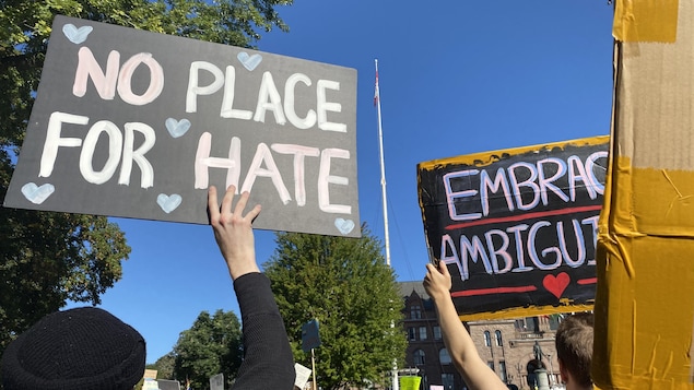 Des manifestants en faveur a entre autres, à l'enseignement de la diversité des genres et des sexualités dans les écoles sont devant Queen's Park le 20 septembre 2023.