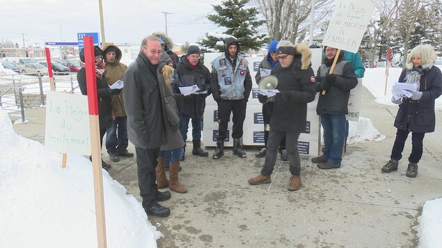 Regroupement de locataires devant la Régie du logement.