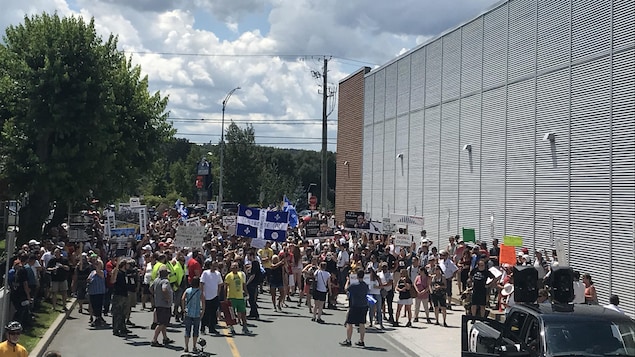 Des manifestants rassemblés à Saint-George, en Beauce.
