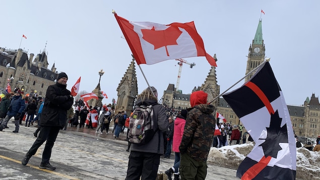 Opposants aux mesures sanitaires et résidents en colère manifestent à Ottawa