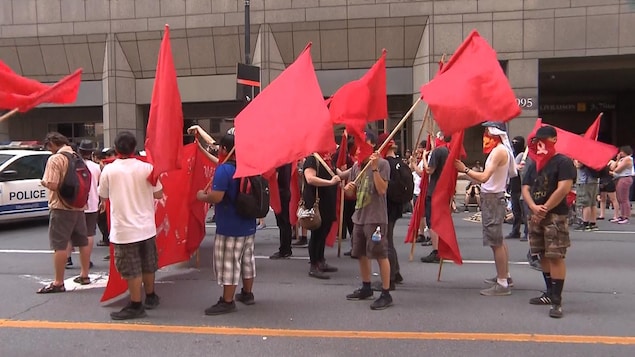 Des groupes antiracistes et antifascistes manifestent pour dénoncer les messages «haineux» de La Meute.