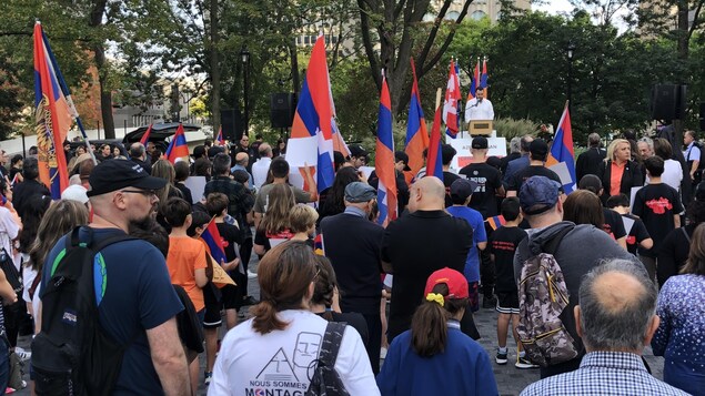 متظاهرون يحملون أعلاماً أرمينية.