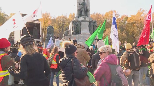 Quelques centaines de manifestants réclament la transition écologique à Montréal
