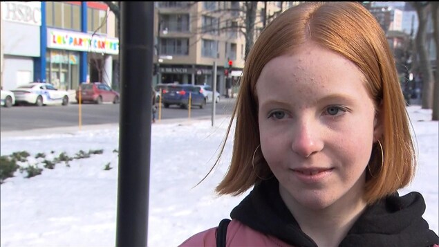 Une jeune manifestante à Montréal. Une jeune manifestante à Montréal.