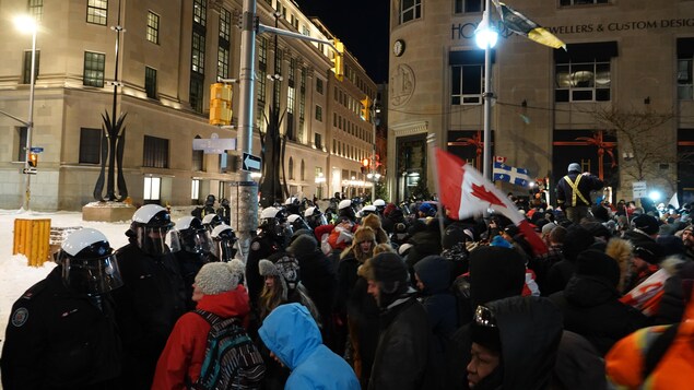 Le face-à-face entre la police et les manifestants se poursuit à Ottawa