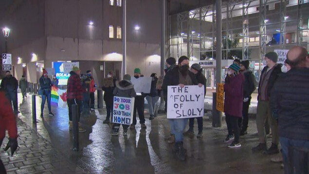 Des résidents d’Ottawa exténués par la manifestation sortent leurs pancartes