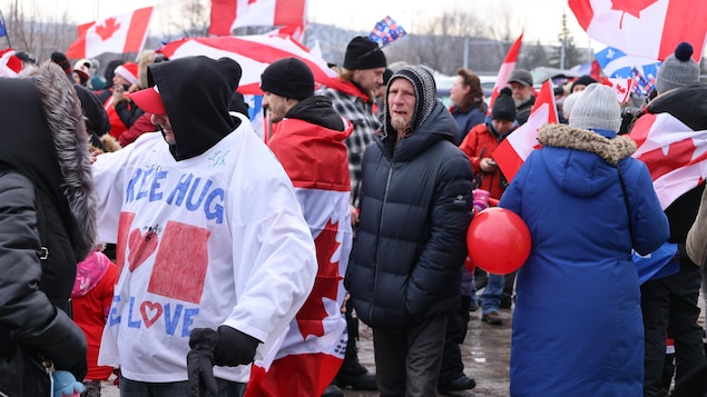 Manifestation en appui aux camionneurs et contre-manifestation à Montréal