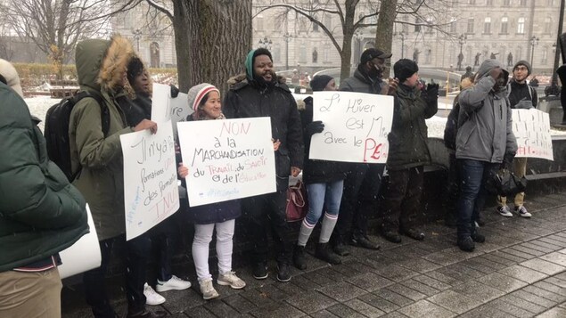 Les manifestants avec leurs pancartes.