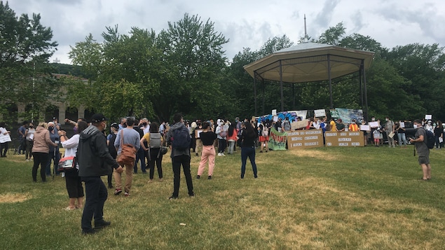 La foule est réunie autour d'un petit kiosque.