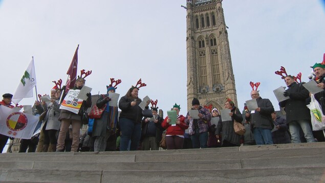 des personnes devant la tour de la paix, de l'édifice du centre de la colline du Parlement à Ottawa des personnes devant la tour de la paix, de l'édifice du centre de la colline du Parlement à Ottawa