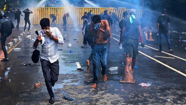 Manifestation réprimée par la police au Sri Lanka.