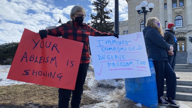 Manifestations en faveur aux mesures sanitaires à Saskatoon et Regina