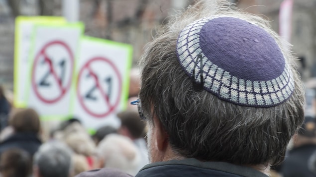 Un homme porte une kippa.