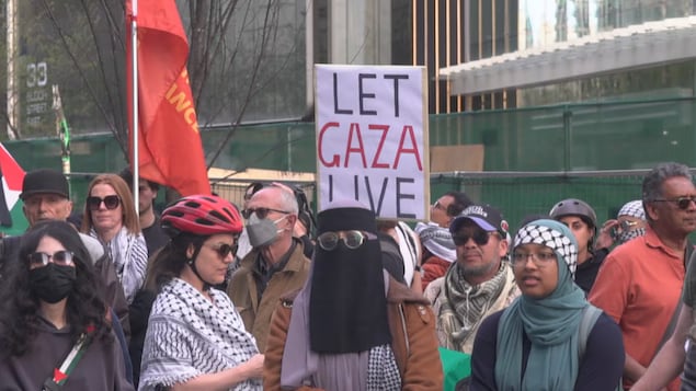 Des manifestants qui tiennent une pancarte sur laquelle on peut lire : « Laissez Gaza vivre ».