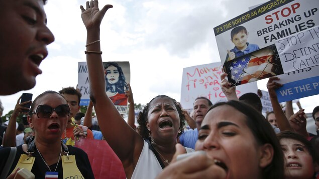 Plusieurs centaines de personnes se sont rassemblées devant les installations de l'immigration à Homestead, en Floride, où des enfants d'immigrants sont détenus. Plusieurs centaines de personnes se sont rassemblées devant les installations de l'immigration à Homestead, en Floride, où des enfants d'immigrants sont détenus.