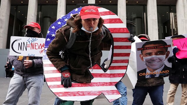 Des manifestants du mouvement QAnon à New York, le 2 novembre 2020.
