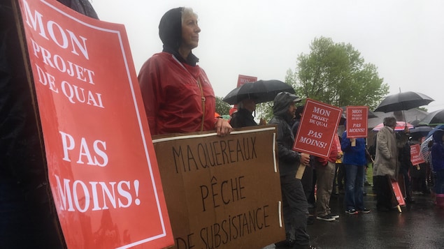 Des manifestants au quai de Carleton Des manifestants au quai de Carleton