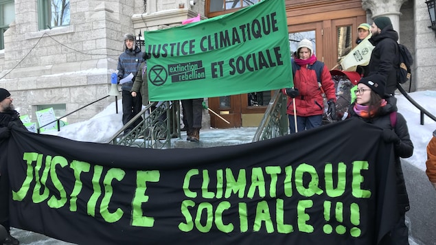 Un groupe de manifestants devant l'hôtel de ville de Québec.