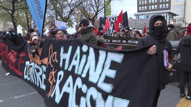 Les manifestants dénoncent la montée de la droite dans la société québécoise.