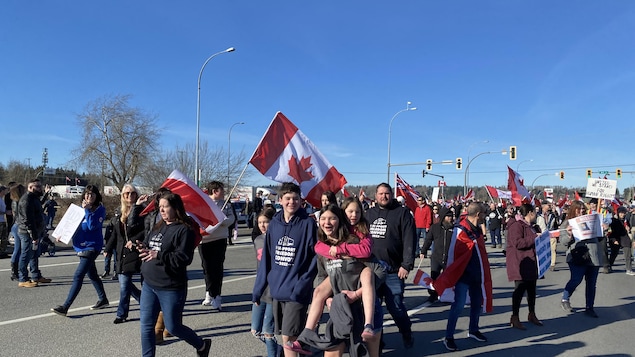 Des manifestants bloquent l’accès à un poste frontalier en Colombie-Britannique