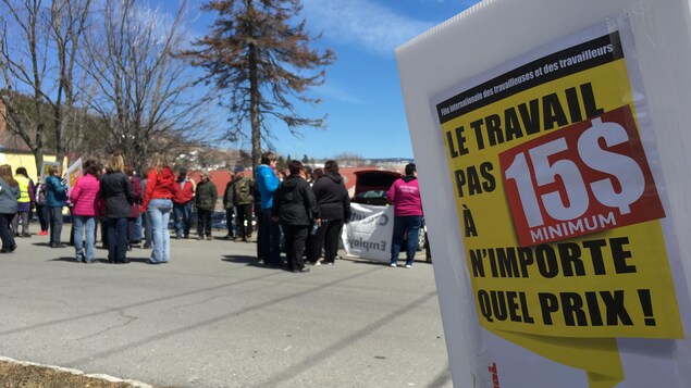 Une cinquantaine de personnes se sont rassemblées au Cégep de Gaspé pour réclamer l'augmentation du salaire minimum à 15 dollars l'heure