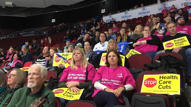 Des manifestants dans un stade.