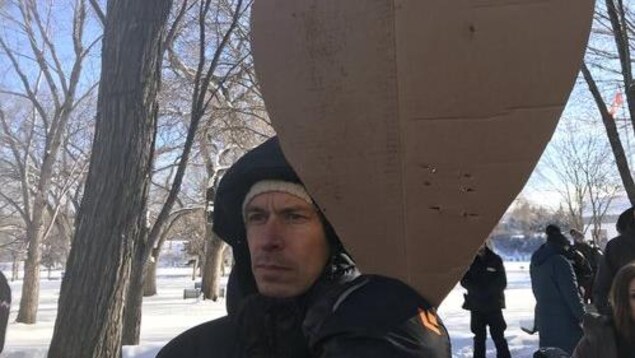 Un manifestant brandissant un coeur dans un parc dénonce à Saskatoon l'acquittement de Gerald Stanley. Un manifestant brandissant un coeur dans un parc dénonce à Saskatoon l'acquittement de Gerald Stanley.