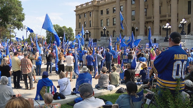 À l’approche du référendum en Alberta, séparatistes et fédéralistes en mode séduction