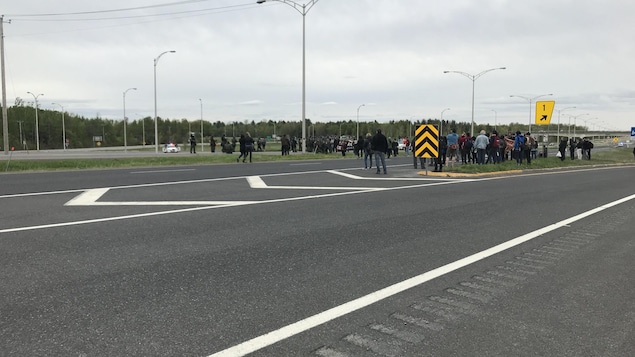 Des manifestants sont massés sur une autoroute.