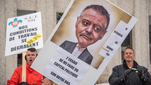 Sur une affiche, on peut voir une caricature du président de la Société de transport de l'Outaouais, Gilles Carpentier, et l'inscription « J'essaie de me faire du capital politique sur votre dos ». Sur une affiche, on peut voir une caricature du président de la Société de transport de l'Outaouais, Gilles Carpentier, et l'inscription « J'essaie de me faire du capital politique sur votre dos ».