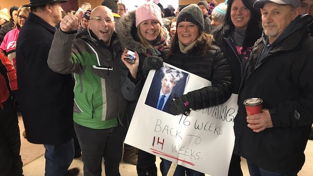Des travailleurs qui manifestent au bureau de circonscription du député et ministre Serge Rousselle, à Tracadie. Des travailleurs qui manifestent au bureau de circonscription du député et ministre Serge Rousselle, à Tracadie.