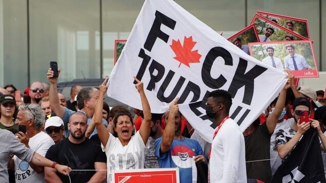 Decenas de personas manifiestan agresivamente en Bolton, Ontario.