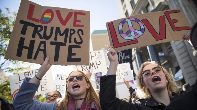 Manifestation anti-Trump à New York, peu après son élection en novembre 2016. Manifestation anti-Trump à New York, peu après son élection en novembre 2016.