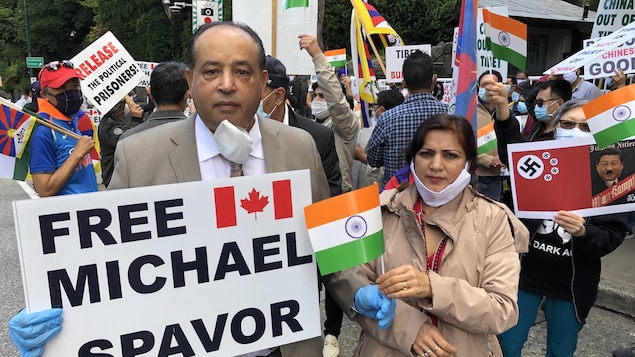 Maninder Gill, l'organisateur d'une manifestation, tient une affiche qui demande la libération de Michael Spavor, détenu en Chine depuis décembre 2018.