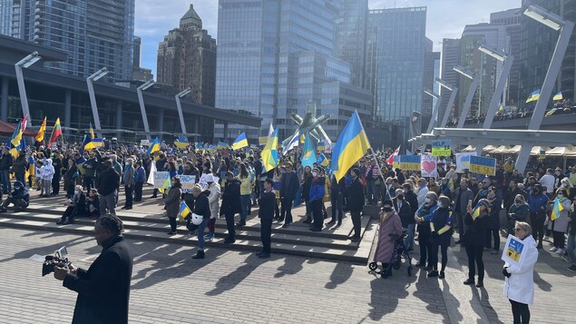 Une autre marée bleu et jaune à Vancouver pour soutenir l’Ukraine
