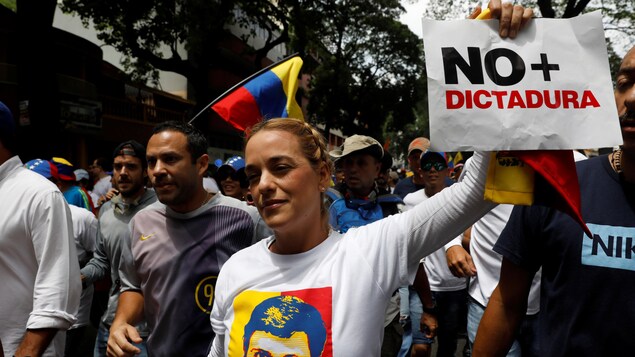 Lilian Tintori, la femme d'un opposant qui a été emprisonné, manifeste à Caracas. Lilian Tintori, la femme d'un opposant qui a été emprisonné, manifeste à Caracas.